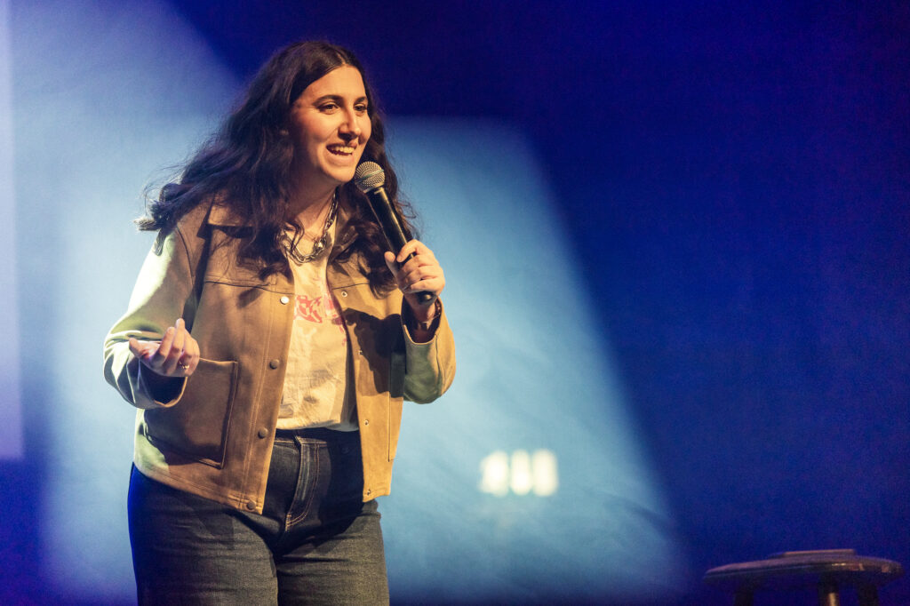 Comedienne Pegah Meggendorfer bei ihrem Auftritt für Comedy Flex im E-Werk Freiburg.
