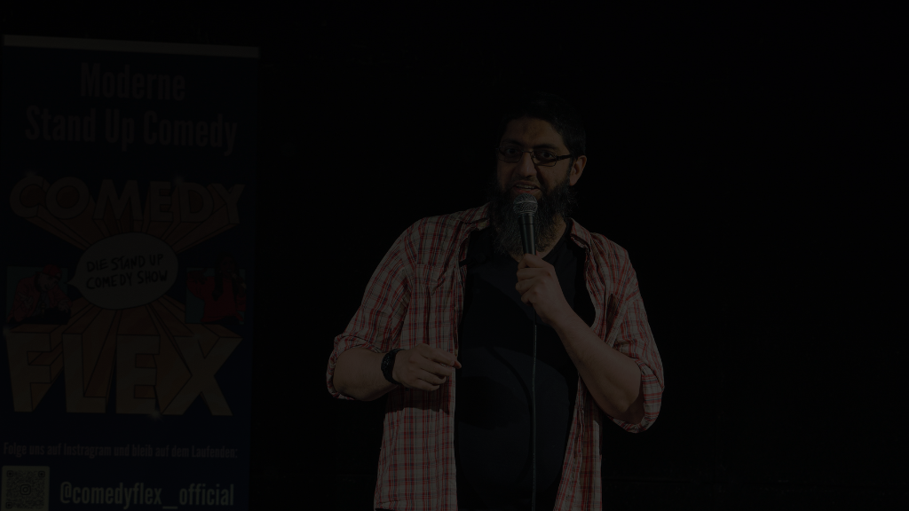 Stand-up Comedian auf Bühne bei Comedy Flex Show in Freiburg