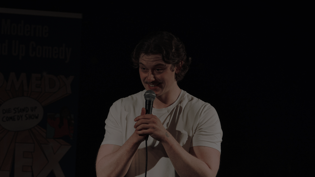 Stand-up Comedian bei Live-Comedy Show in Offenburg auf der Bühne bei Comedy Flex