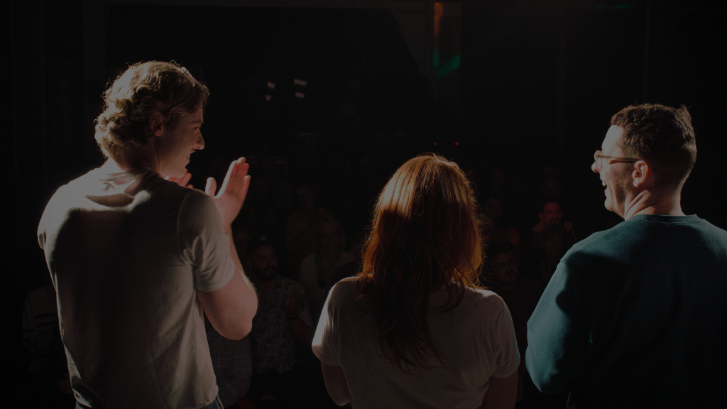Comedians auf Bühne vor Publikum bei Stand-up Comedy Show in Südbaden