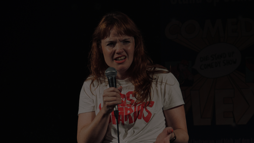 Stand-up Comedian mit Mikrofon bei Live-Comedy Show in Südbaden